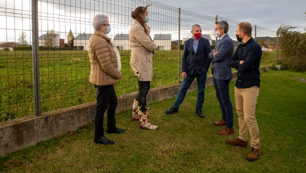 El vicepresidente y el alcalde de Bezana, junto a los terrenos donde se ubicará el nuevo polideportivo