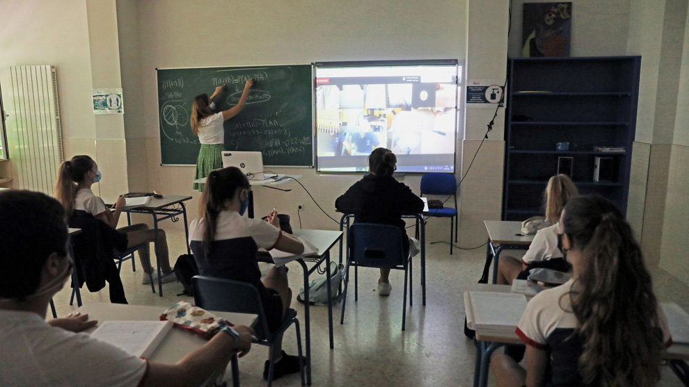 Alumnos-atienden-durante-un