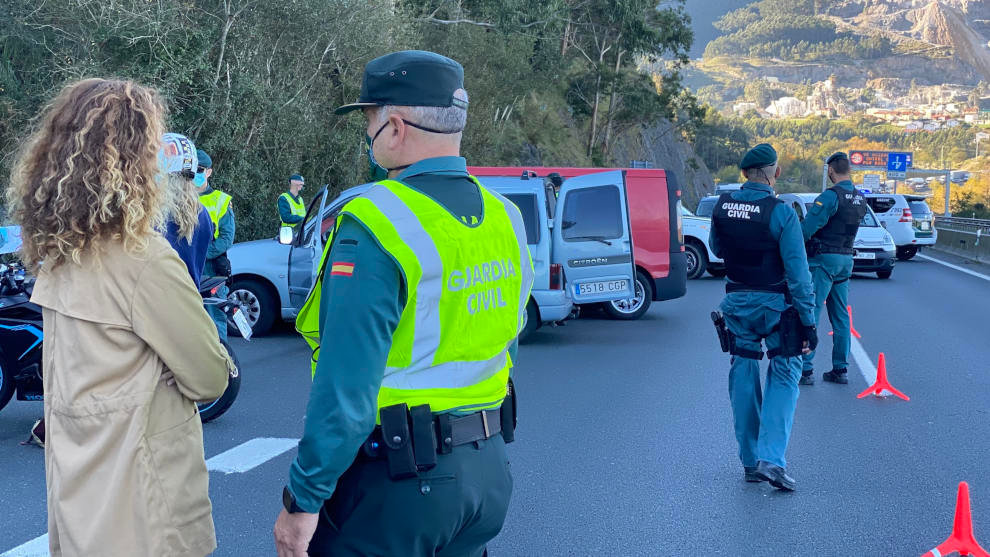 La delegada del Gobierno visita los controles de la Guardia Civil