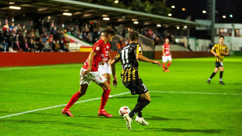 Iván Argos (Laredo), pelea un balón contra Seguín (Barakaldo), en el último partido de liga | Foto: Álvaro Bolivar