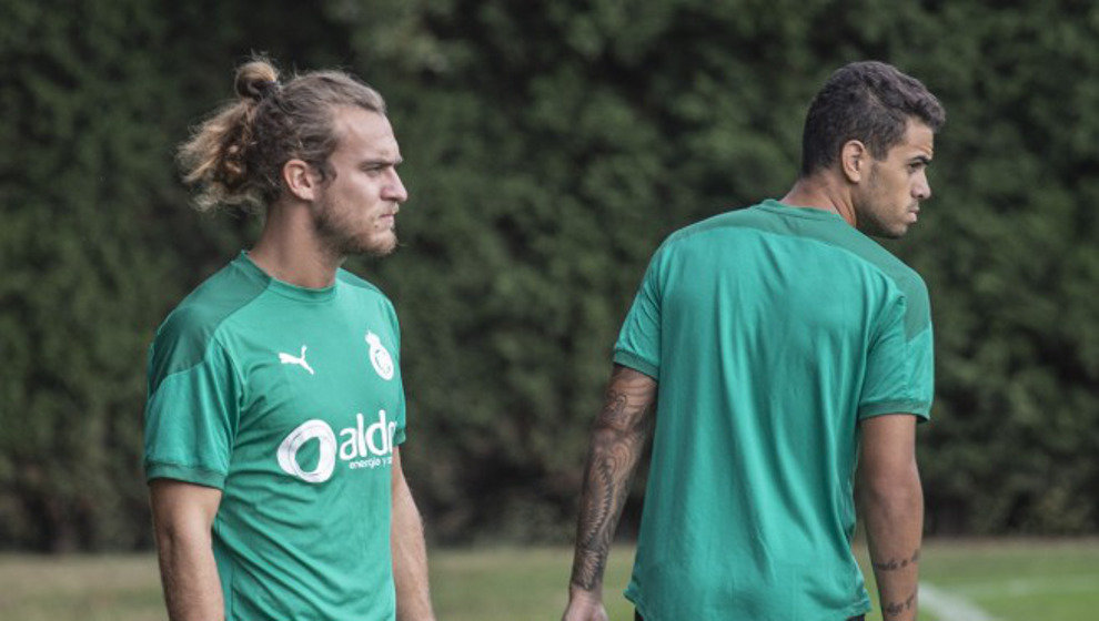 El jugador del Racing, Joan Maynau (izq.), durante un entrenamiento