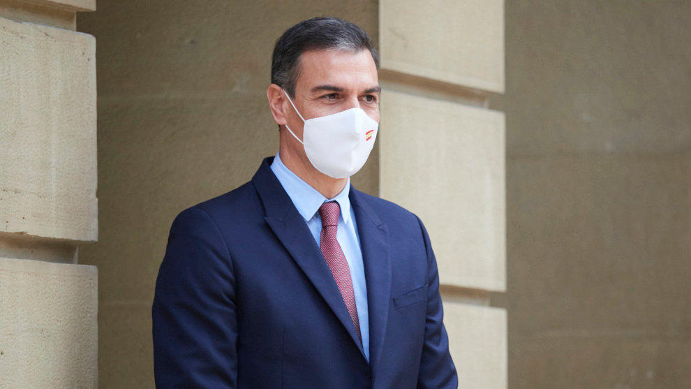 El presidente del Gobierno de España, Pedro Sánchez, a su llegada a los jardines del Palacio de Navarra, sede del Gobierno foral, en Pamplona