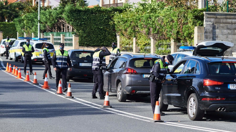 Control policial en rotonda de Corbán, en Santander