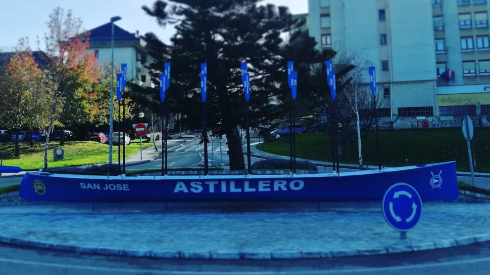 Trainera en la rotonda de Astillero