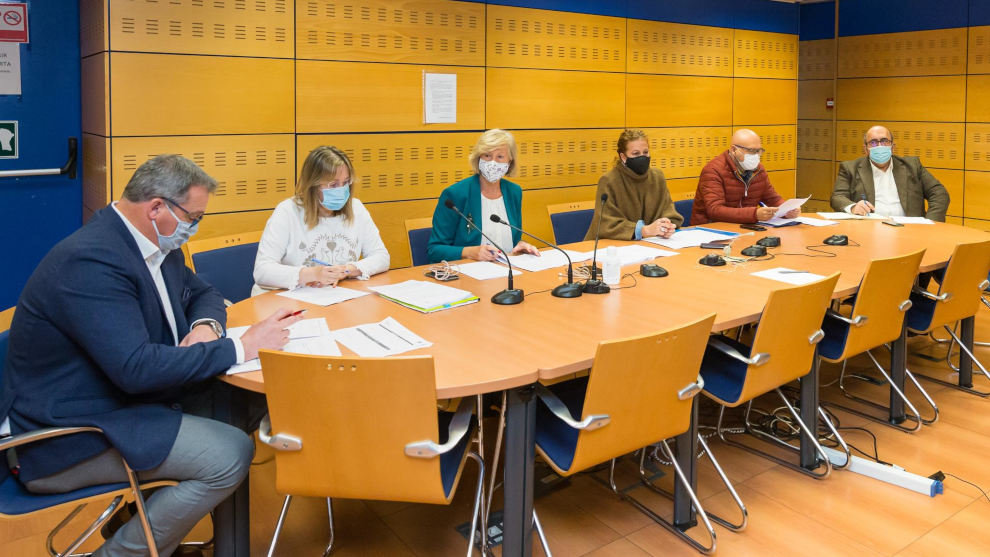 La consejera de Educación, Marina Lombó, con los sindicatos de la Junta de Personal Docente