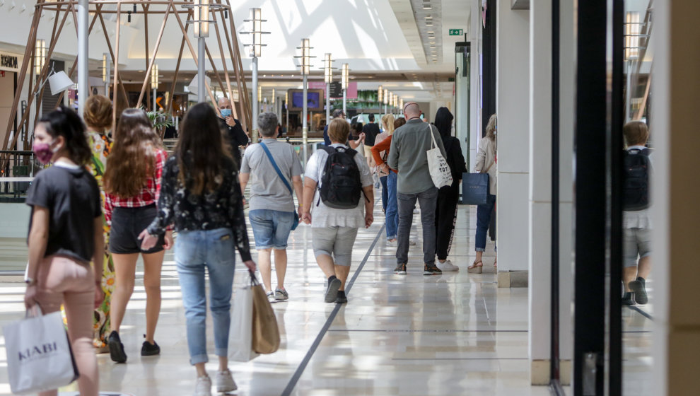 Personas paseando por un centro comercial 