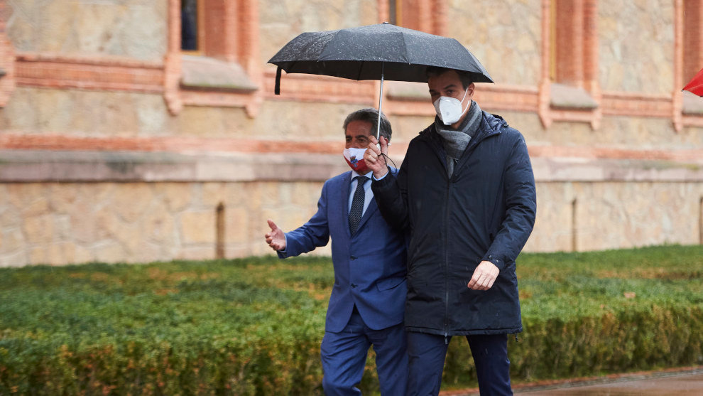 El presidente de Cantabria, Miguel Ángel Revilla, junto al presidente del Gobierno, Pedro Sánchez, a su llegada a la Capilla del Seminario Mayor de Comillas