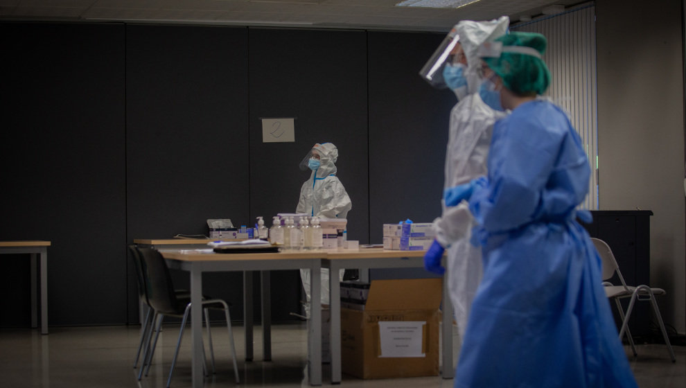 Profesionales sanitarios en un dispositivo de cribados masivos en el barrio del Raval, en Barcelona