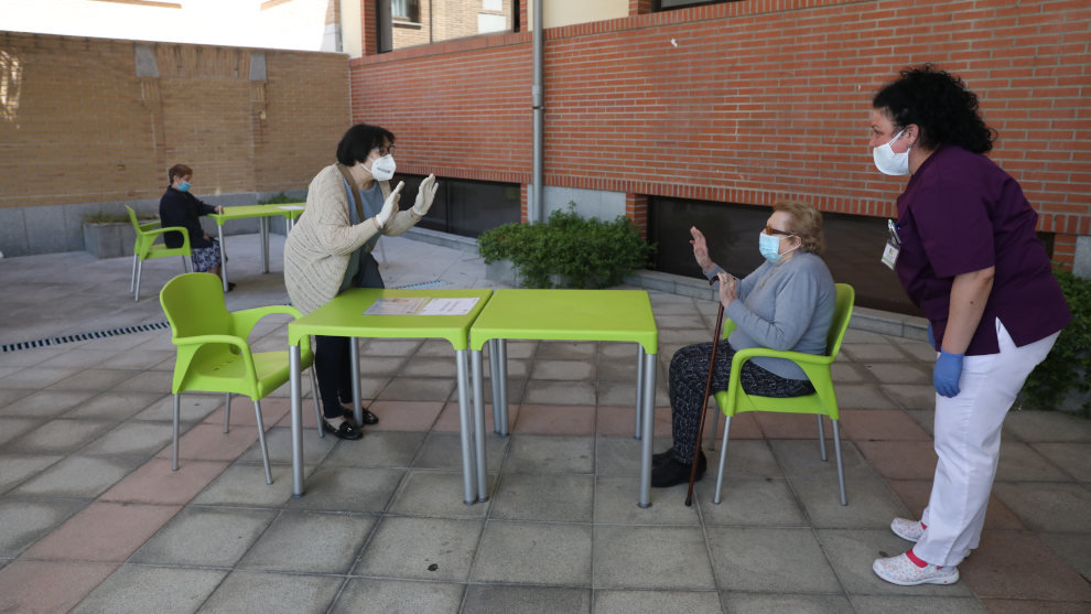 Una familiar se despide de un residente 