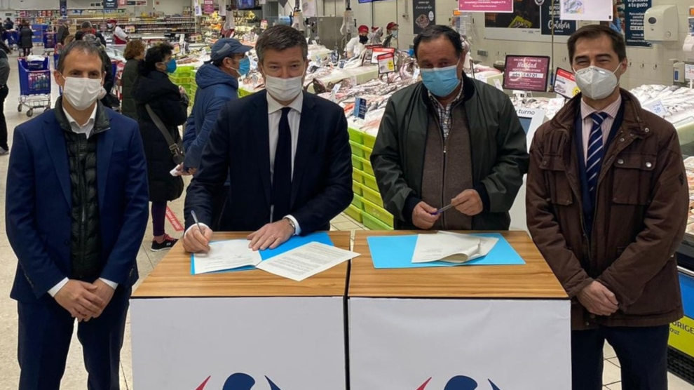 Firma del acuerdo de Carrefour con la Cofradía de Santoña