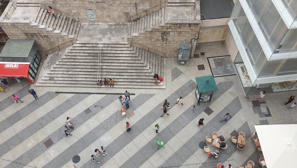 Gente paseando por Santander 