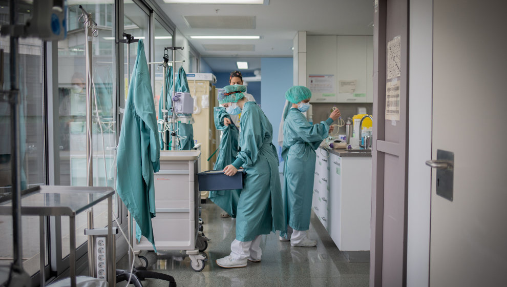 Personal sanitario trabajando en UCI con pacientes COVID