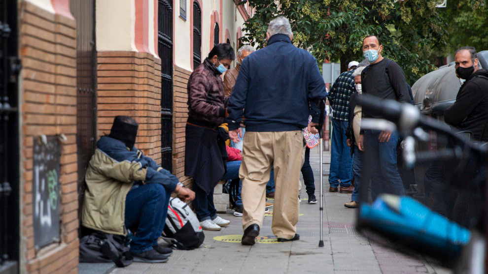 Colas en la puerta de un comedor social