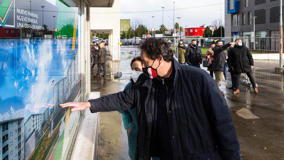 El consejero de Obras Públicas, Ordenación del Territorio y Urbanismo, José Luis Gochicoa, asiste al inicio de las obras de reconstrucción de los garajes de Nueva Montaña