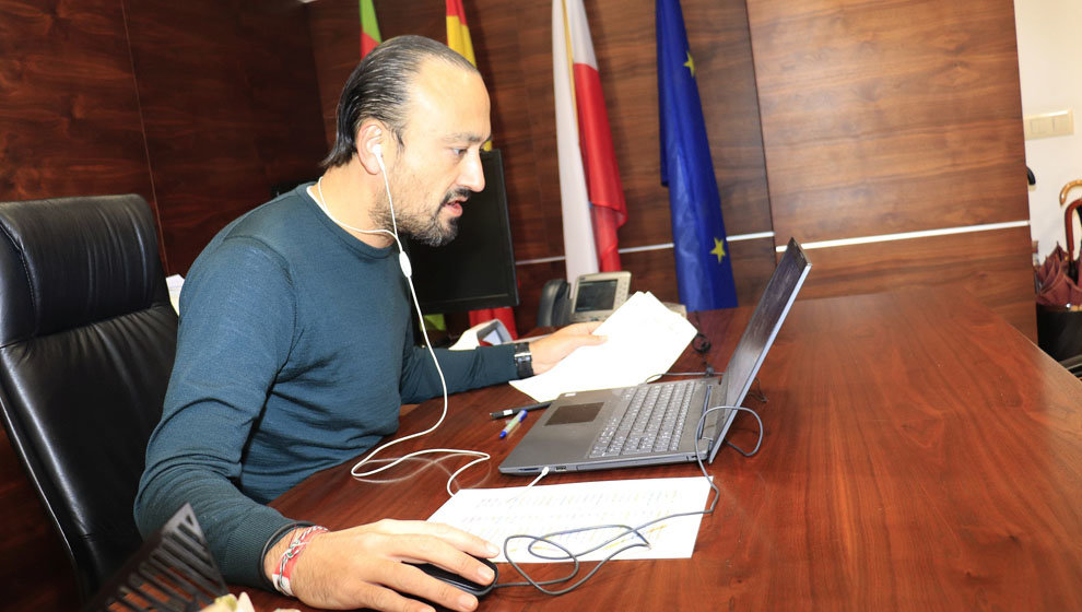 El alcalde de Torrelavega, Javier López Estrada, en el Pleno del Ayuntamiento