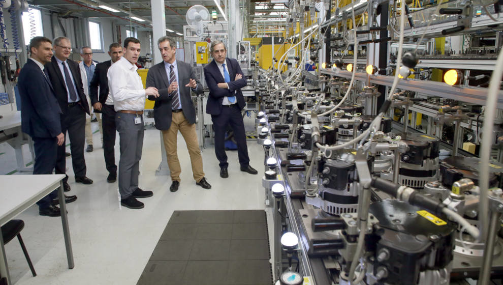 El consejero de Innovación, Industria, Transporte y Comercio del Gobierno de Cantabria, Francisco Martín, durante su visita a SEG Automotive