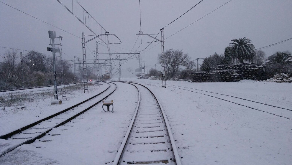 Vías de tren cubiertas por la nieve