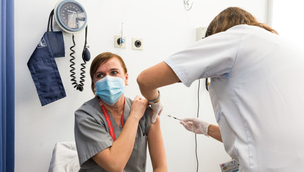 Cantabria ya está administrando vacunas a sanitarios 