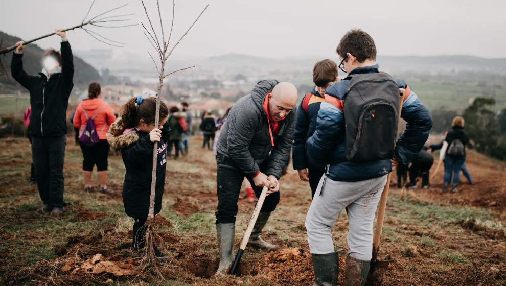 El alcalde de Cartes, Agustín Molleda, en la anterior campaña de plantación de árboles