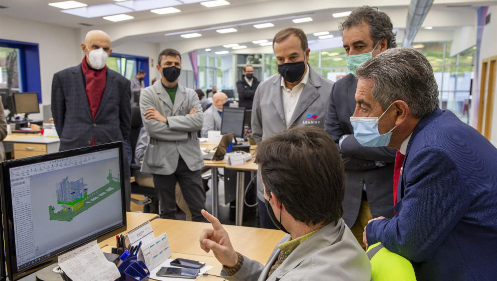 El presidente de Cantabria, Miguel Ángel Revilla, junto al consejero de Industria, Francisco Martín, visita las instalaciones de Leading Metal Mechanic Solutions