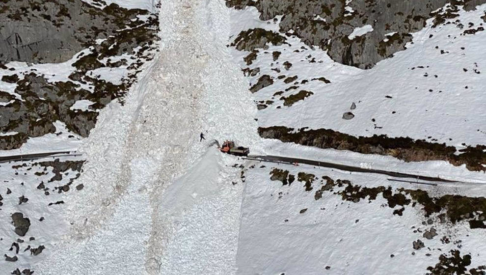 Alud que ha sepultado la carretera de acceso a Tresviso