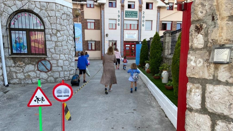 Entrada escalonada y señalizada en un colegio