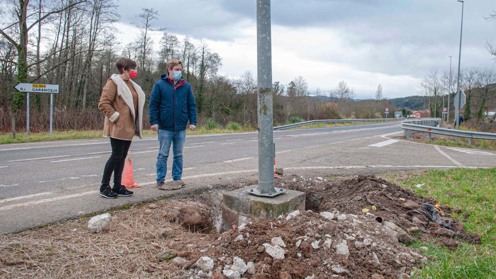 Visita del alcalde de Reocín, Pablo Diestro, y la concejala de Obras, Margari Martínez, a Caranceja para comprobar la marcha de las labores de cableado de fibra óptica