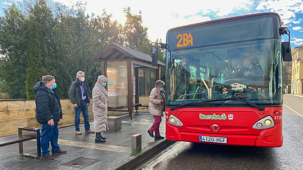 La alcaldesa de Polanco, Rosa Díaz, en la parada del Torrebus el primer día de su llegada al municipio