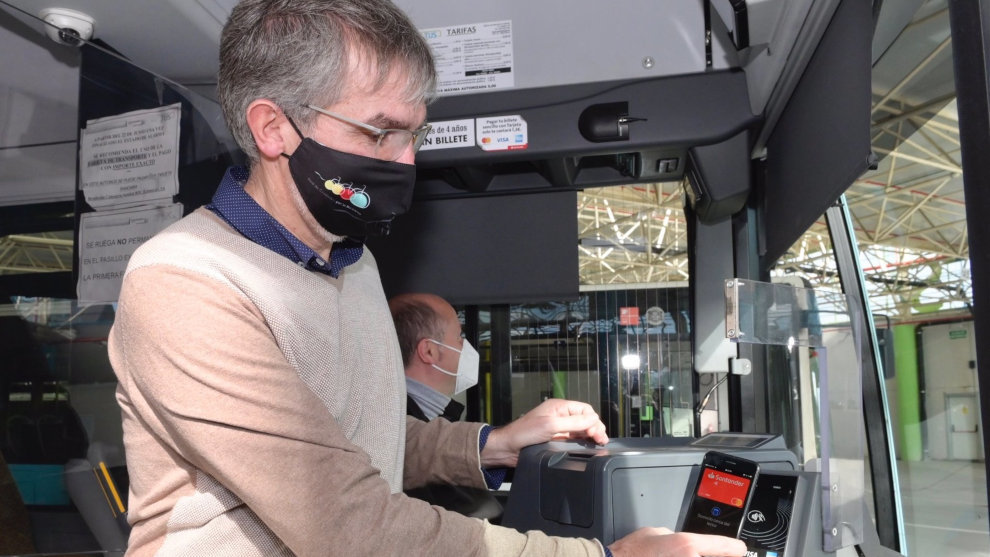 El concejal de Movilidad, César Díaz, muestra el pago sin contacto en el TUS