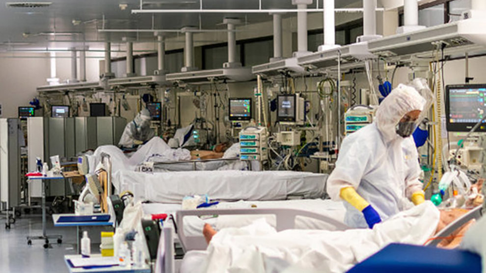 Sanitarios trabajando en una UCI Covid | Foto: Cristina Sánchez