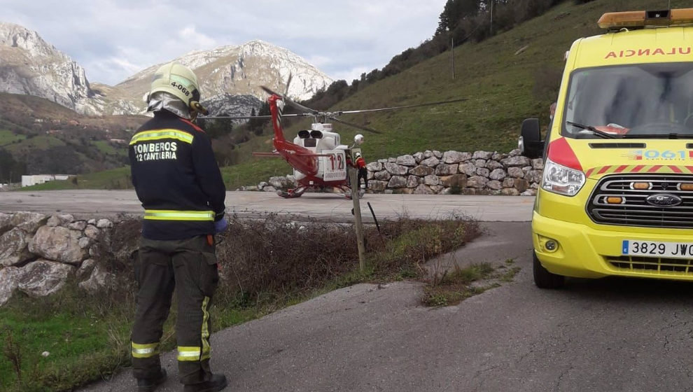 El helicóptero del 112 realiza el traslado sanitario urgente de la vecina de Cosgaya