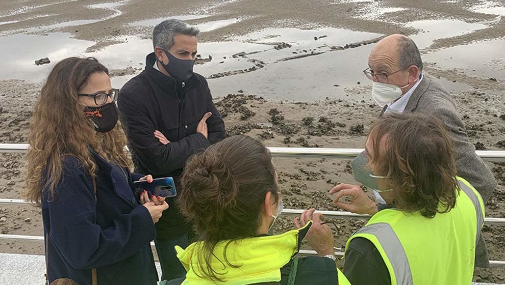 El vicepresidente regional, Pablo Zuloaga, junto a la directora general de Patrimonio, Zoraida Hijosa, y el alcalde de San Vicente, Dionisio Luguera, en la zona donde se ha producido el hallazgo del pecio