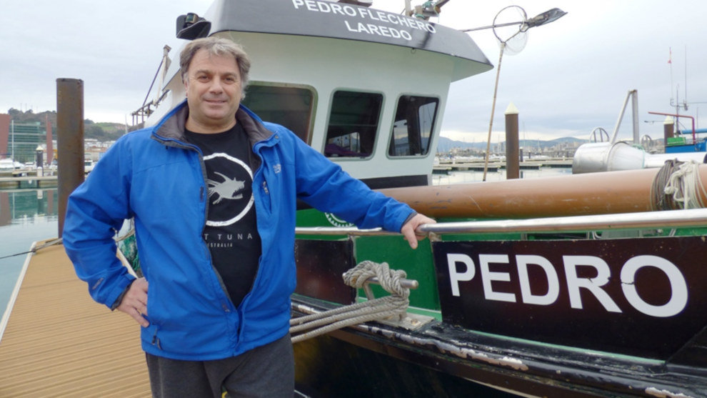 Pedro Flechero junto a su barco en Laredo