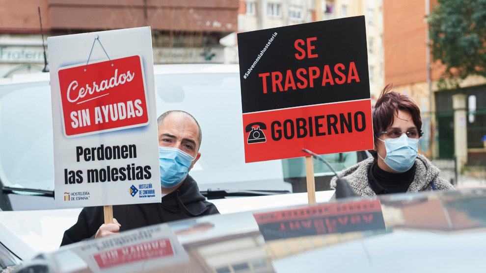 Hosteleros cántabros participan en un acto simbólico de protesta frente a la Consejería de Sanidad