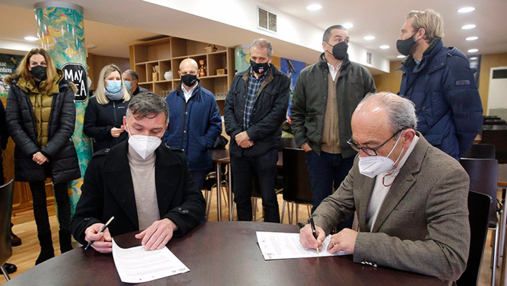 El consejero de Turismo y presidente de Cantur, Javier López Marcano, firma el convenio con el director del IES Jesús de Monasterio, Eloy Diego Camino