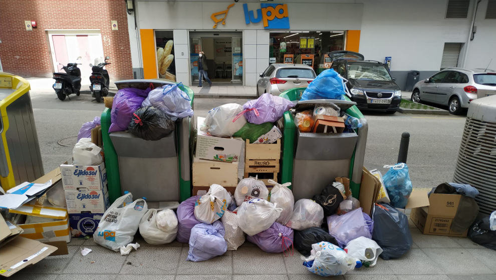 Estado de la calle Alta de Santander tras varios días sin que se recoja la basura