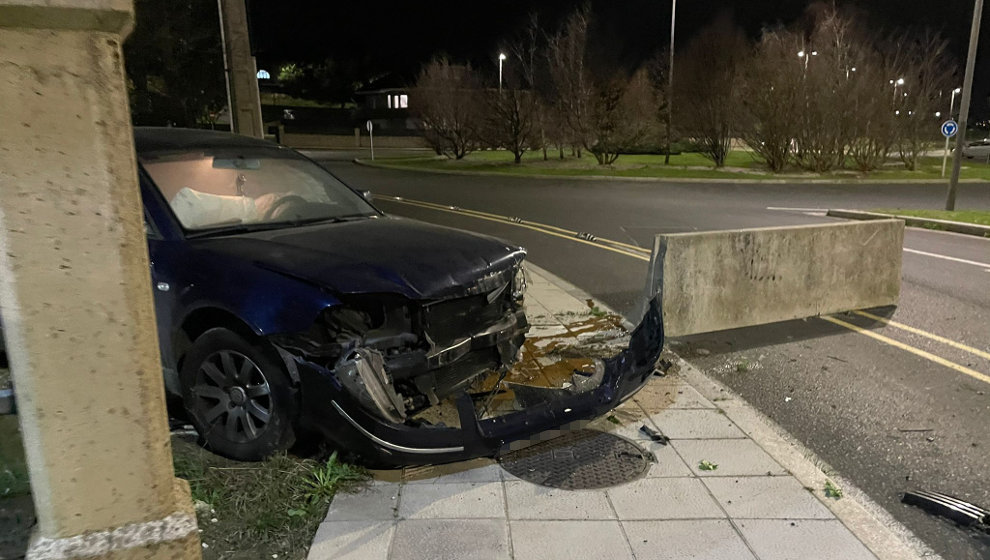 Estado en el que ha quedado el coche tras el accidente junto a Uneatlántico | Foto: edc