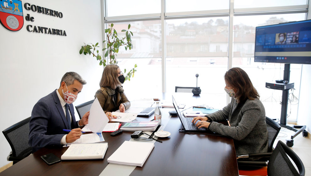 El vicepresidente y consejero de Universidades, Igualdad, Cultura y Deporte, Pablo Zuloaga, preside por videoconferencia la reunión del Pleno del Observatorio de Igualdad de Género