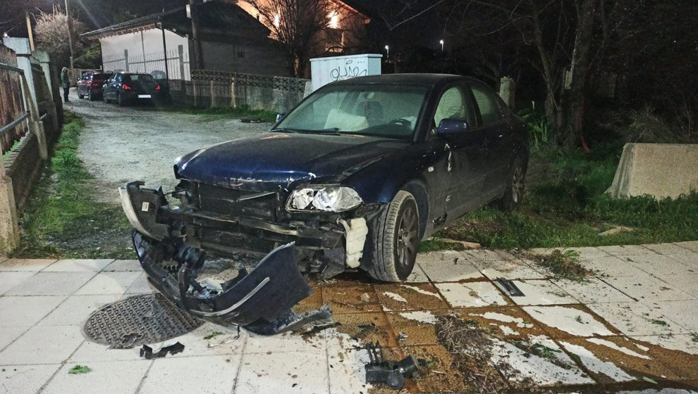 Estado del vehículo tras chocar contra un bloque de hormigón