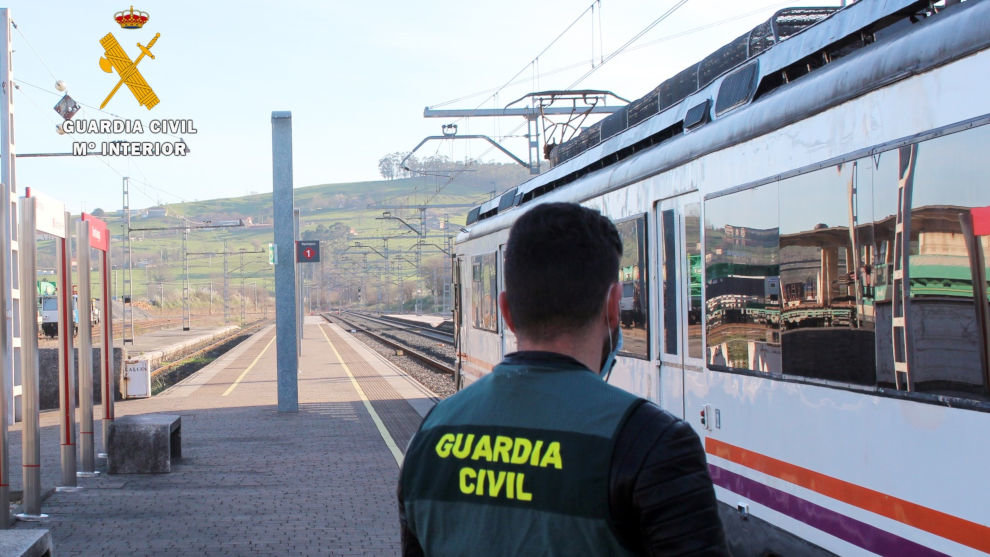 Guardia civil en una estación de tren