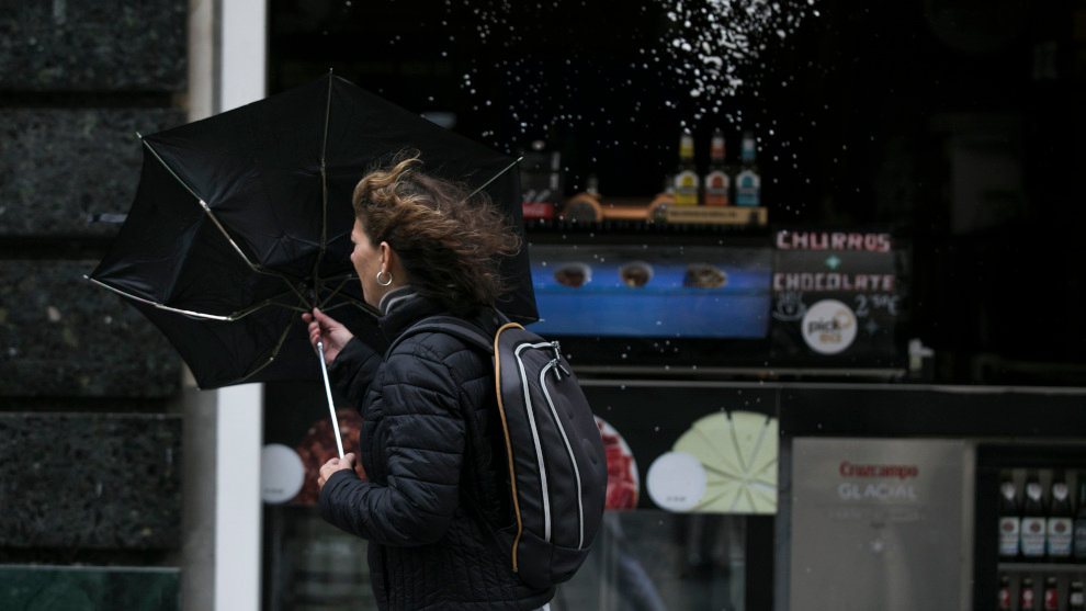 Una racha de viento desbarata el paraguas de una viandante