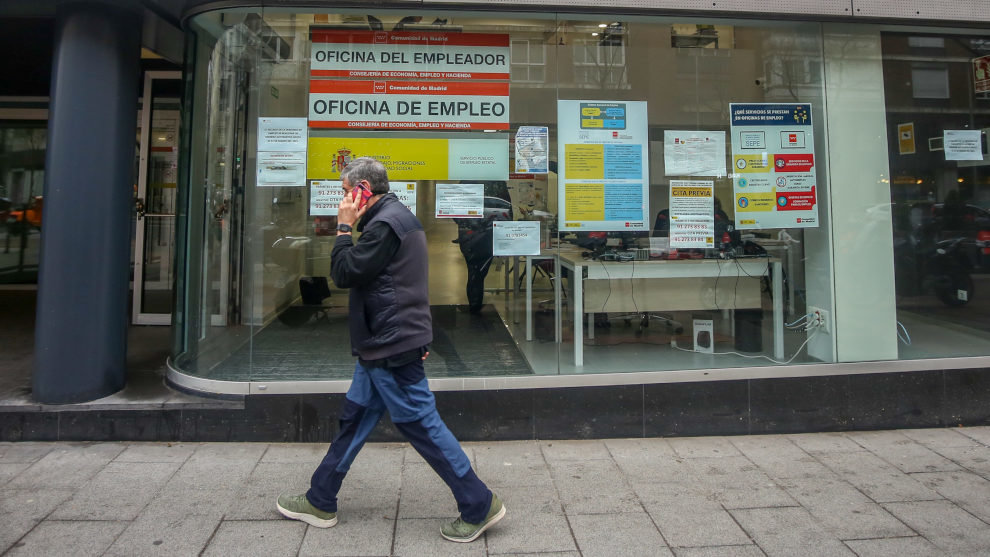 Una persona pasa por delante de una Oficina de Empleo