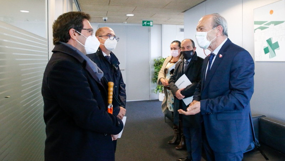 A la derecha el consejero de Industria, Javier López Marcano, saluda a los representantes de Hidrocaleras. A su lado el consejero delegado de Sodercan, Rafael Pérez Tezanos, y la secretaria general de la Consejería, Mónica Berrazueta