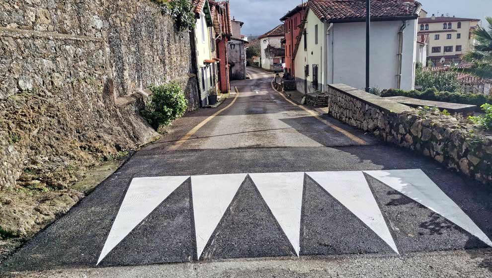 Comillas instala reductores de velocidad en en el centro urbano