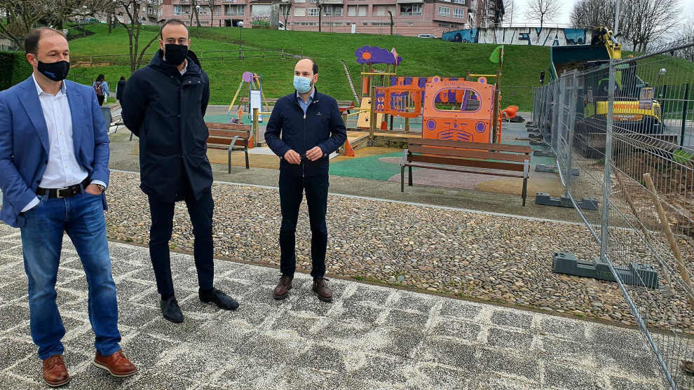 El alcalde de Torrelavega y el concejal de Parques visitan el inicio de las obras del ascensor panorámico 