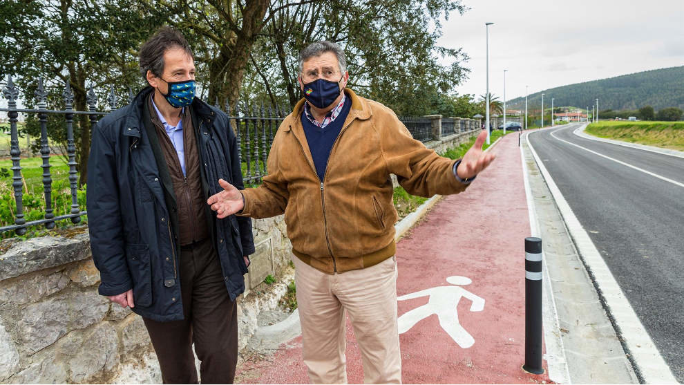 El consejero de Obras Públicas, José Luis Gochicoa, comprueba el resultado de los trabajos acometidos en el acceso a la playa de San Miguel en Galizano