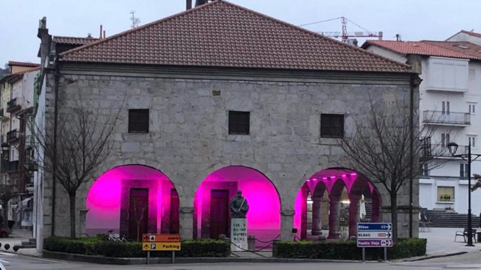 Ayuntamiento de Laredo iluminado en morado