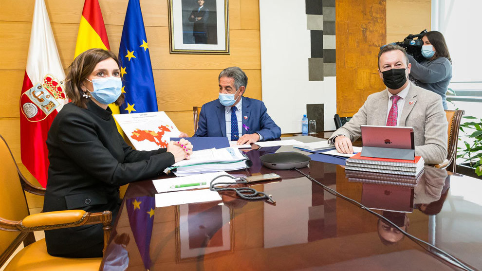 El presidente de Cantabria, Miguel Ángel Revilla, y los consejeros de Presidencia, Paula Fernández, y de Desarrollo Rural, Guillermo Blanco, en la reunión del Consejo Asesor para la Lucha Contra el Despoblamiento de los Municipios de Cantabria