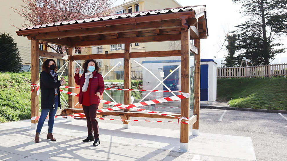 Instalación de una marquesina de autobús de uso escolar en el barrio Estrada