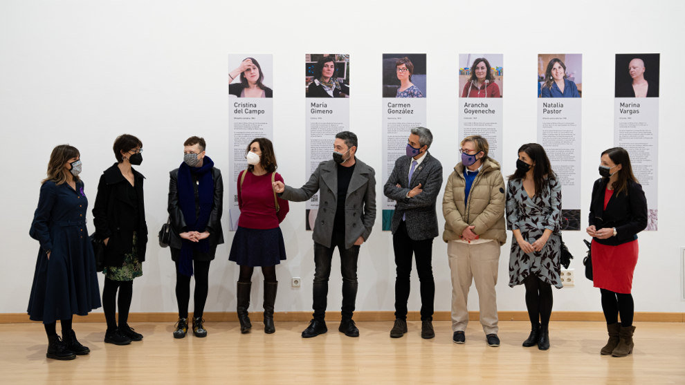 El vicepresidente y consejero de Universidades, Igualdad, Cultura y Deporte, Pablo Zuloaga, inaugura la exposición “Sin Límites. Sobre Mujeres Artistas”